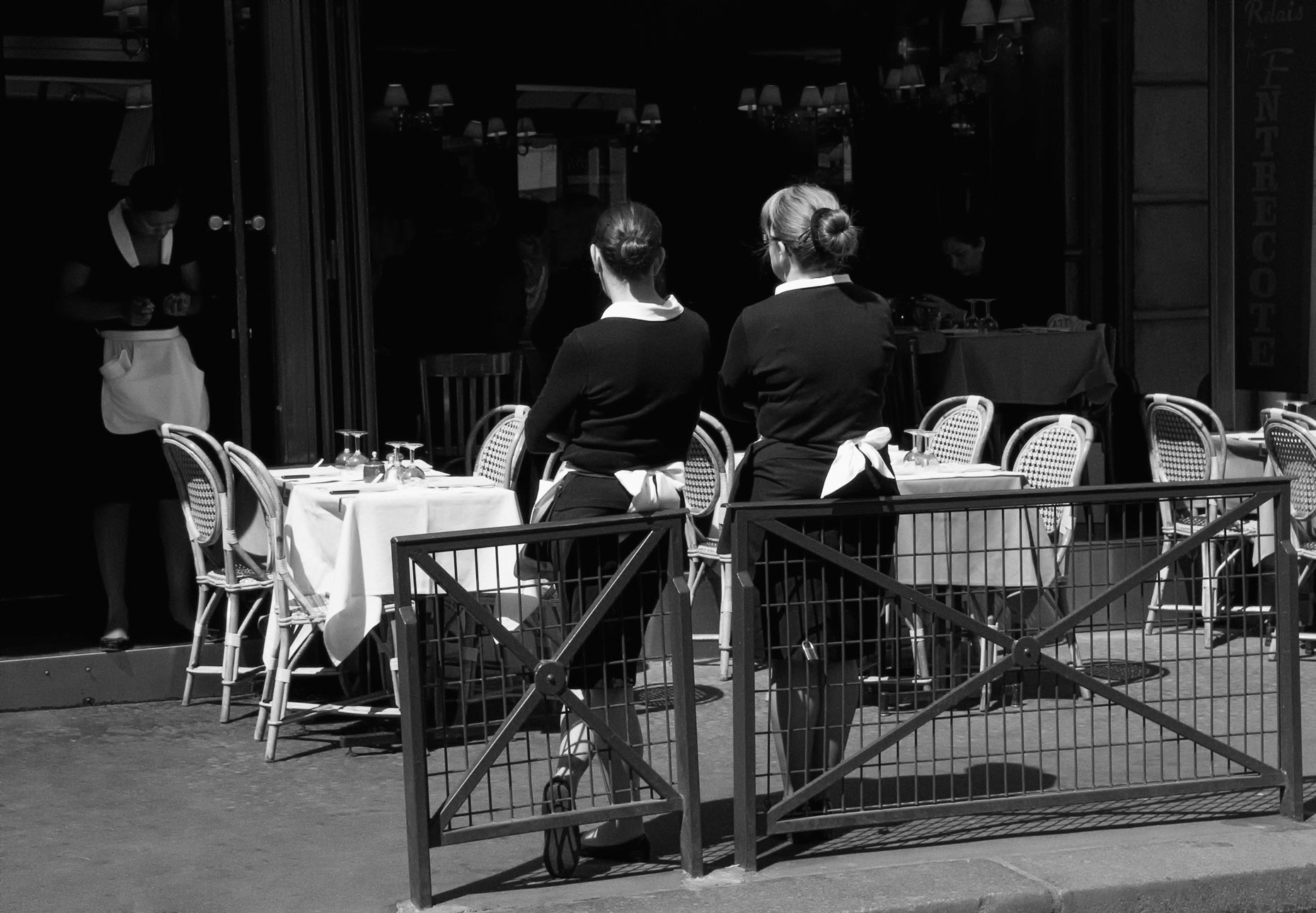 Paris-Photos-French-Waitresses-Laria-Saunders.jpg