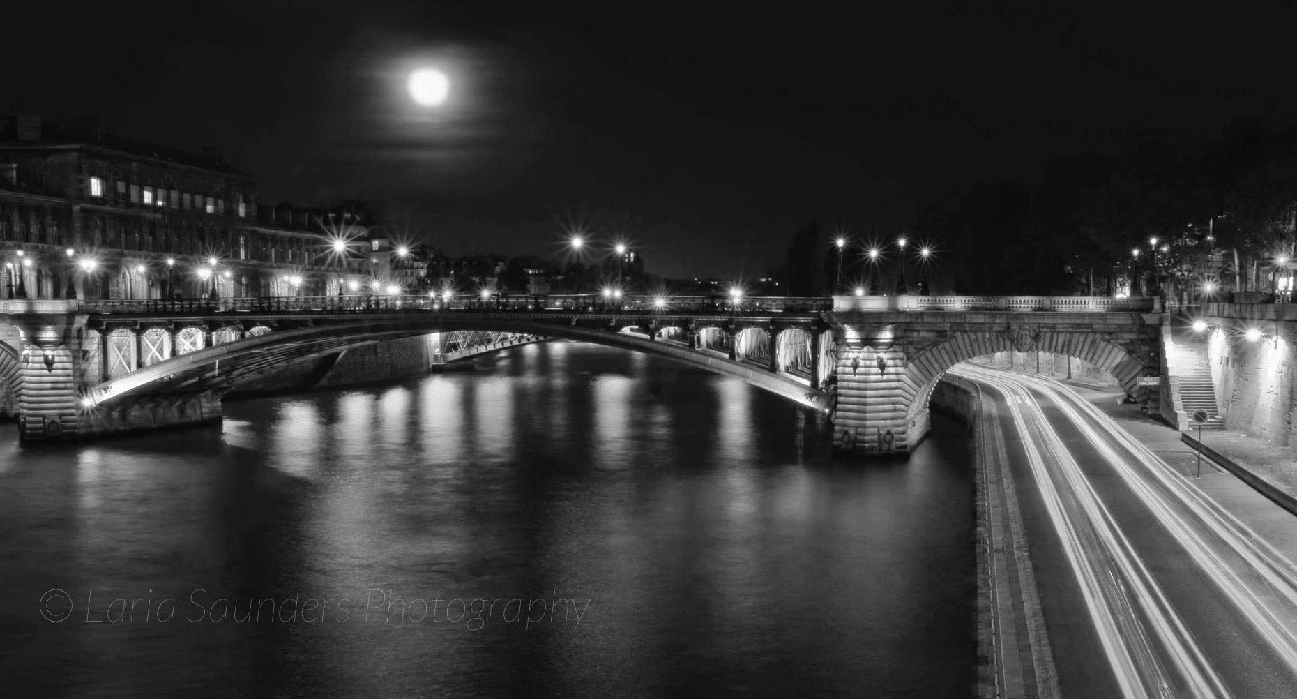Paris-Photos-Full-Moon-Over-Paris-Laria-Saunders-blknWht